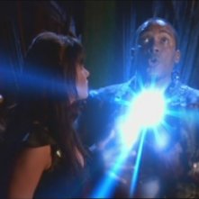 Lucy Lawless e Bobby Hosea nell'episodio Xena e l'elmo di Plutone di Xena