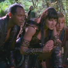 Lucy Lawless, Renee O'Connor e Bobby Hosea nell'episodio Xena e l'elmo di Plutone di Xena