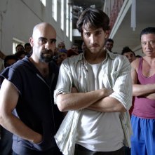 Luis Tosar, Alberto Ammann e Carlos Bardem in un'immagine promozionale del film Cella 211