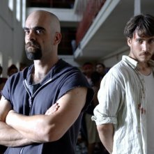 Luis Tosar e Alberto Ammann in un'immagine promozionale del film Cella 211