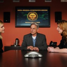 Missy Dawkins (Shanna Moakler), Gibbs (Mark Harmon) e l'Agente Speciale Abigail Borin (Diane Neal) nell'episodio Jurisdiction di Navy NCIS