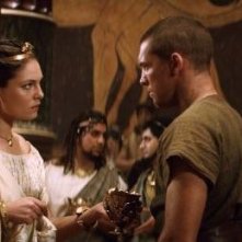 Alexa Davalos e Sam Worthington in una sequenza del film Clash of the Titans
