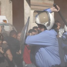 Antonio Resines in una scena turbolenta del film Cella 211
