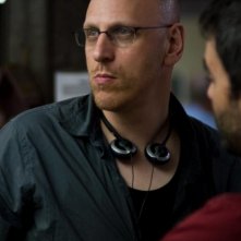 Il regista Oren Moverman sul set del suo film The Messenger