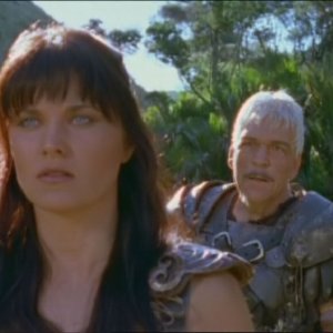Lucy Lawless e Tom Atkins nell'episodio Xena e il padre perduto di Xena