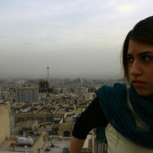 Negar Shaghaghi in una scena del film I gatti persiani