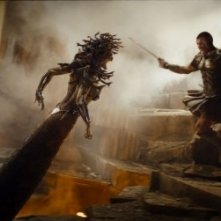 Perseo (Sam Worthington) combatte una delle abominevoli creature di Ade nel film Clash of the Titans 3D