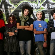 Un'immagine dei musicisti protagonisti del film I gatti persiani con Ashkan Koshanejad e Negar Shaghaghi