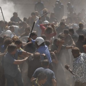 Un'immagine della sommossa nel film Cella 211