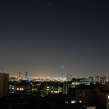 Una splendida immagine notturna di Teheran tratta dal film I gatti persiani