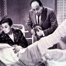 Raimondo Vianello con Sandra Mondaini e Riccardo Billi nella commedia Le motorizzate