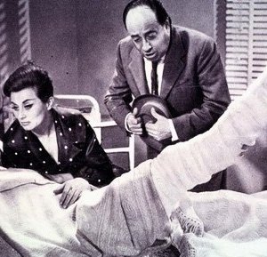Raimondo Vianello con Sandra Mondaini e Riccardo Billi nella commedia Le motorizzate