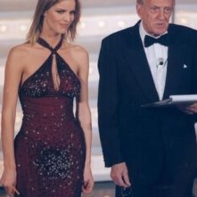 Sandra Mondaini con Eva Herzigova durante Sanremo 1998