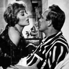 Sandra Mondaini con Raimondo Vianello ne La ragazza sotto il lenzuolo