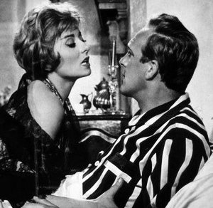 Sandra Mondaini con Raimondo Vianello ne La ragazza sotto il lenzuolo