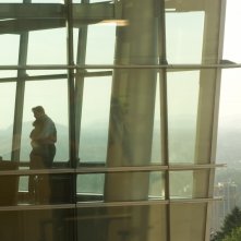 Brendan Fraser e Keri Russell in una toccante immagine del film Extraordinary Measures