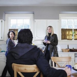 Charles Mesure ed Elizabeth Mitchell nell'episodio John May della serie V, remake di Visitors