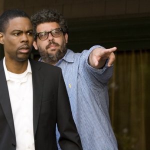 Columbus Short e il regista Neil LaBute sul set della commedia Festa col morto