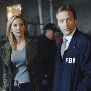 Elizabeth Mitchell e Roark Critchlow nell'episodio We Can't Win di V, remake di Visitors