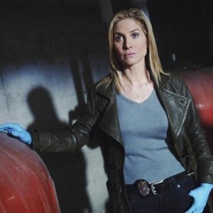 Elizabeth Mitchell nell'episodio We Can't Win di V, remake di Visitors