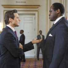 Ernesto Griffith e Scott Wolf nell'episodio We Can't Win di V, remake di Visitors