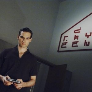 Giles Panton nell'episodio We Can't Win di V, remake di Visitors