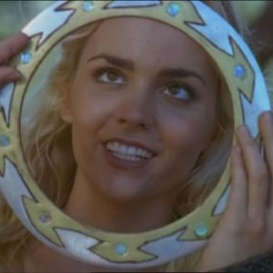 Hudson Leick in una scena dell'episodio Xena e la vendetta di Callisto di Xena