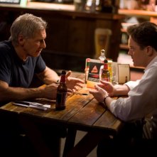 Il dottor Robert Stonehill (Harrison Ford) e John Crowley (Brendan Fraser) cercano insieme una cura nel film Extraordinary Measures