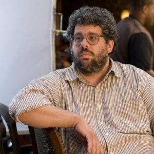 Il regista Neil LaBute sul set della commedia Festa col morto