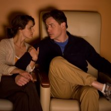 Keri Russell e Brendan Fraser in una scena del film Misure straordinarie