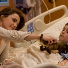 Keri Russell e Diego Velázquez in una scena del film Misure straordinarie
