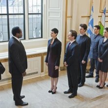 Morena Baccarin e Scott Wolf in un momento dell'episodio We Can't Win di V, remake di Visitors