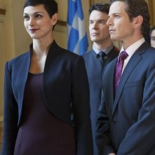 Morena Baccarin e Scott Wolf in una scena dell'episodio We Can't Win di V, remake di Visitors