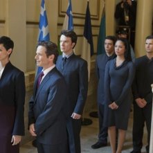 Morena Baccarin e Scott Wolf nell'episodio We Can't Win di V, remake di Visitors