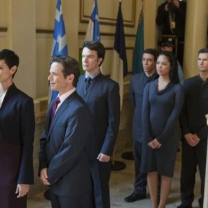 Morena Baccarin e Scott Wolf nell'episodio We Can't Win di V, remake di Visitors