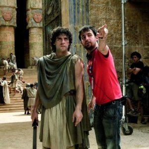 Oscar Isaac e il regista Alejandro Amenábar sul set del film Agora