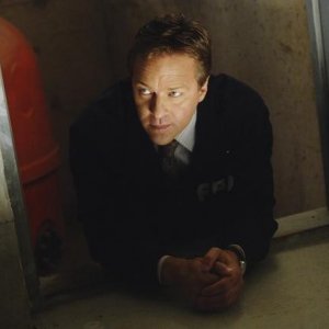 Roark Critchlow nell'episodio We Can't Win di V, remake di Visitors