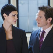V: Morena Baccarin e Scott Wolf nell'episodio We Can't Win del remake di Visitors