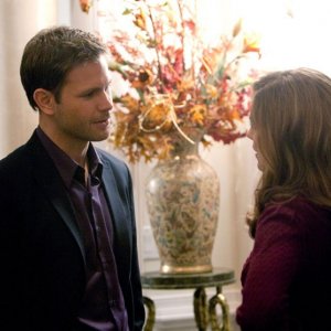 Alaric (Matt Davis) parla con Jenna (Sara Canning) nell'episodio Under Control di The Vampire Diaries