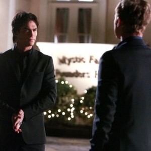 Damon (Ian Somerhalder) e zio Gilbert (David Anders) in un momento dell'episodio Under Control di The Vampire Diaries