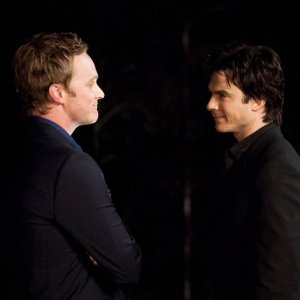 David Anders e Ian Somerhalder in un momento dell'episodio Under Control di The Vampire Diaries