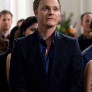 David Anders interpreta lo zio di Elena: John Gilbert, nell'episodio Under Control di The Vampire Diaries