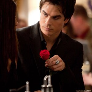 Ian Somerhalder parla con Nina Dobrev alla Festa dei Fondatori nell'episodio Under Control di The Vampire Diaries