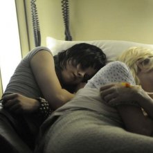 Kristen Stewart e Dakota Fanning in una scena in ospedale nel film The Runaways