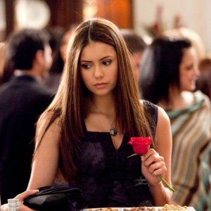 La bella Elena (Nina Dobrev) alla Festa dei Fondatori nell'episodio Under Control di The Vampire Diaries