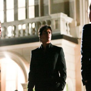 Matt Davis e Ian Somerhalder affrontano David Anders (di spalle) nell'episodio Under Control di The Vampire Diaries