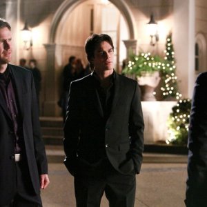 Matt Davis e Ian Somerhalder hanno una sorprendente conversazione con David Anders (di spalle) in: Under Control di Vampire Diaries