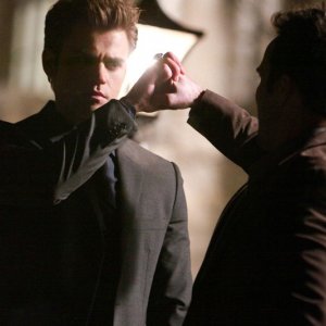 Stefan (Paul Wesley) afferra il pugno del suo avversario in una sequenza dell'episodio Under Control di Vampire Diaries