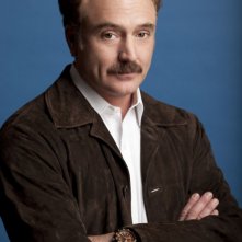 Bradley Whitford in una foto promozionale della serie The Good Guys