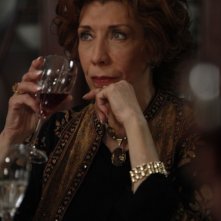 Lily Tomlin in una scena della premiere della stagione 3 di Damages